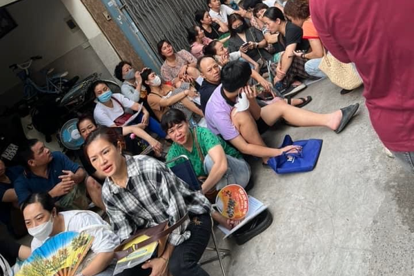 Hà Nội: Hàng trăm phụ huynh vạ vật trước cổng trường giành suất học vào lớp 10 cho con