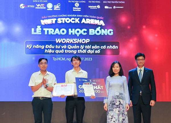 Quán quân cuộc thi Vietstock Arena 2023 thuộc về sinh viên trường ĐH Nguyễn Tất Thành