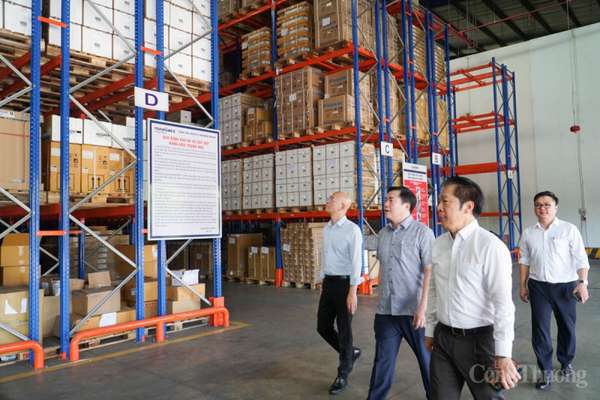Thứ trưởng Nguyễn Sinh Nhật Tân khảo sát thực tế doanh nghiệp logistics tại Đà Nẵng