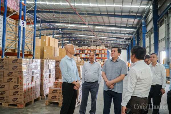 Thứ trưởng Nguyễn Sinh Nhật Tân khảo sát thực tế doanh nghiệp logistics tại Đà Nẵng