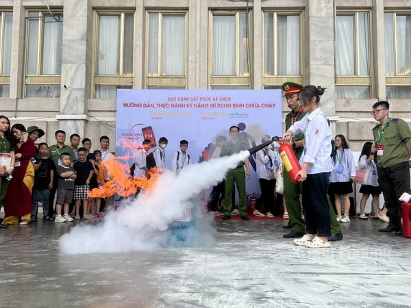 Người dân Hà Nội hào hứng tham gia trải nghiệm kỹ năng về phòng cháy chữa cháy