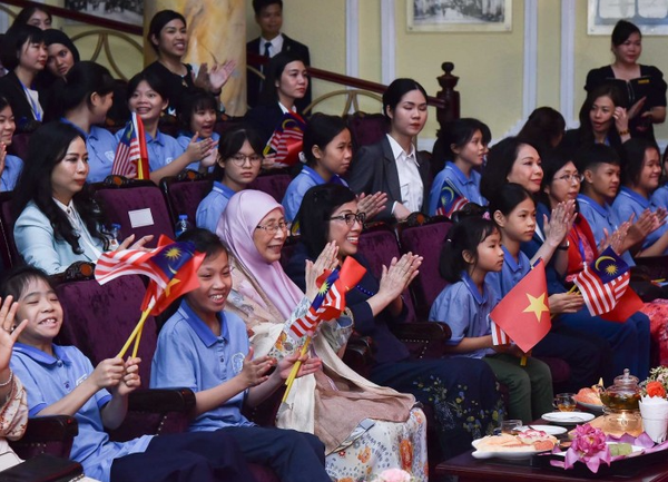 Phu nhân Thủ tướng Phạm Minh Chính, bà Lê Thị Bích Trân và Phu nhân Thủ tướng Anwar Ibrahim, bà Wan Azizah Wan Ismail cùng thưởng thức chương trình múa rối nước tại nhà hát múa rối nước Bông Sen.