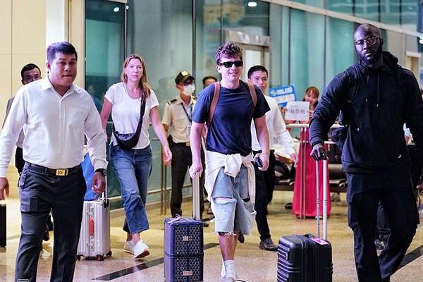 Ca sĩ Charlie Puth đã đến Nha Trang chuẩn bị cho đại nhạc hội 8Wonder