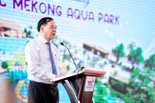Ông Trần Ngọc Tam - Phó Bí thư Tỉnh ủy, Chủ tịch UBND tỉnh Bến Tre chúc mừng và đánh giá cao Tập đoàn TTC khi đã mạnh dạn xây dựng công viên nước quy mô trên địa bàn tỉnh.