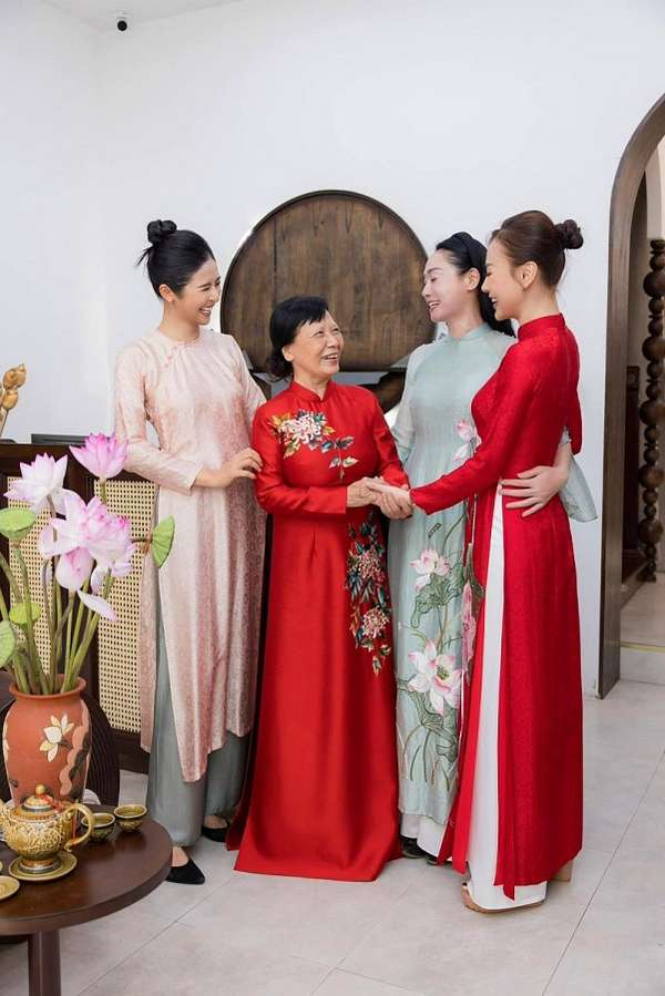 Phương Oanh cùng mẹ chồng đi thử áo dài cho ngày trọng đại