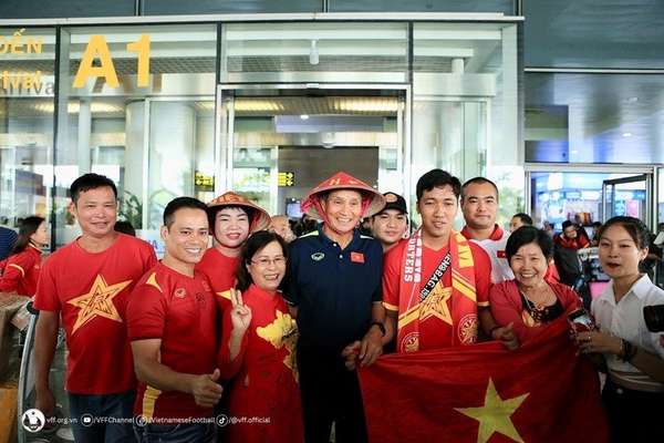 Đội tuyển nữ Việt Nam về nước trong sự chào đón nồng hậu của người hâm mộ