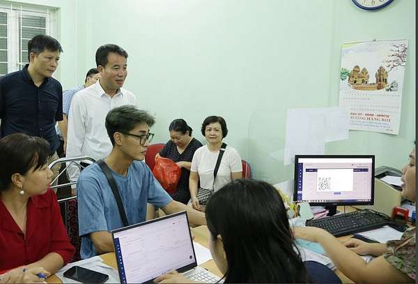 Tổng Giám đốc BHXH Việt Nam Nguyễn Thế Mạnh thị sát tại một số Tổ chức dịch vụ thu