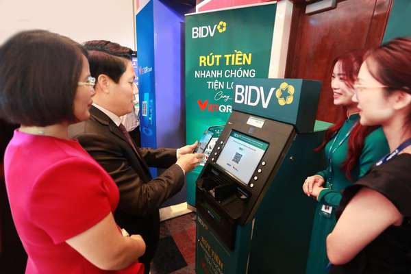 Chính thức được rút tiền liên ngân hàng trên ATM không cần dùng thẻ