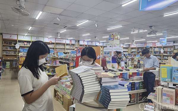 Phụ huynh và học sinh nên mua sách từ những hệ thống phân phối chính thức của nhà xuất bản và các công ty phát hành sách ở địa phương, để tránh mua phải sách giả