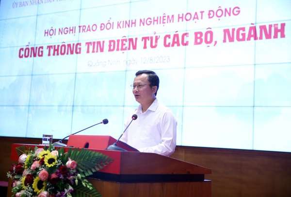 Ông Cao Tường Huy, Quyền Chủ tịch UBND tỉnh Quảng Ninh giới thiệu khái quát về tỉnh Quảng Ninh - Ảnh VGP/Quang Thương
