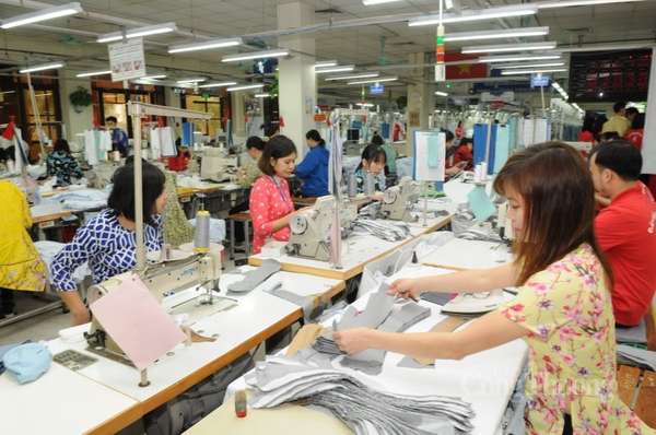 Các doanh nghiệp dệt may, da giày Việt Nam luôn cần sự hỗ trợ về thông tin thị trường, vốn... để đủ sức đặt chân vào chuỗi cung ứng toàn cầu của các tập đoàn. Ảnh: