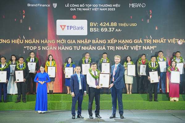 Ông Đinh Văn Chiến - Phó Tổng Giám đốc kiêm Giám đốc Khối Khách hàng cá nhân TPBank nhận giải thưởng