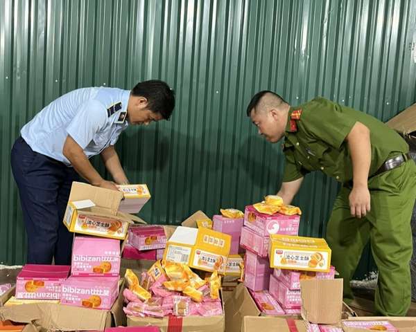 Quản lý thị trường Hà Nội tạm giữ hơn 4.500 chiếc bánh trung thu nhập lậu
