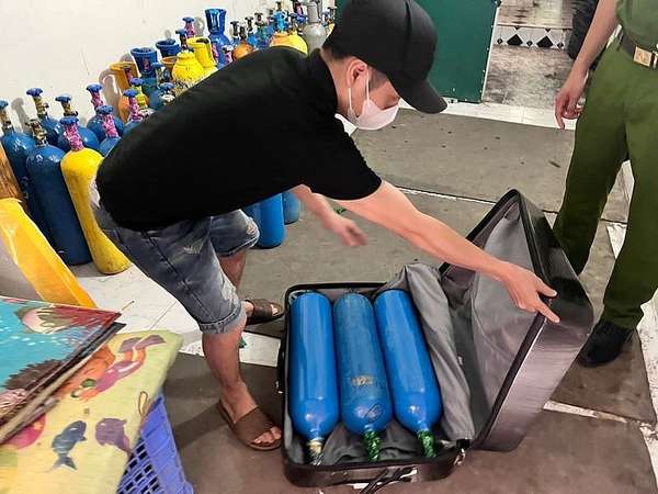 Hà Nội: Tiếp tục triệt phá kho kinh doanh khí cười trái phép tại quận Đống Đa