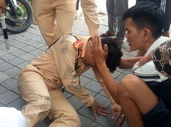 Thanh Hóa: Tạm giữ thanh niên tông xe mô tô vào cảnh sát giao thông