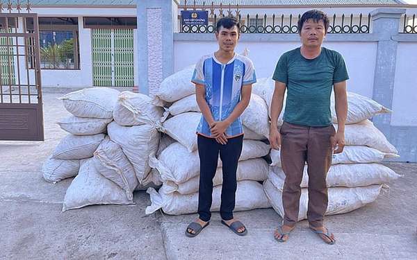 Nghệ An: Phát hiện xe tải khoét thùng chở 4,5 tấn vảy tê tê và gỗ trắc