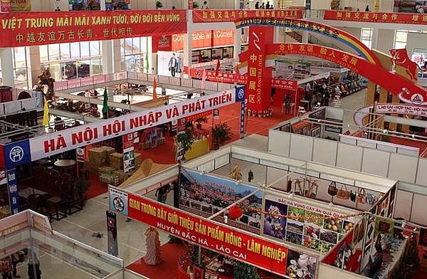 Hội chợ thương mại quốc tế do tỉnh Lào Cai (Việt Nam) và tỉnh Vân Nam (Trung Quốc) luân phiên đăng cai tổ chức hàng năm đạt hiệu quả kinh tế cao (Ảnh: Cổng thông tin điện tử Lào Cai).