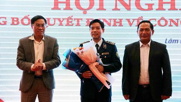 Lãnh đạo tỉnh Lâm Đồng tặng hoa chúc mừng tân Cục trưởng Cục QLTT Nguyễn Thừa Đoàn. Ảnh: Báo Lâm Đồng