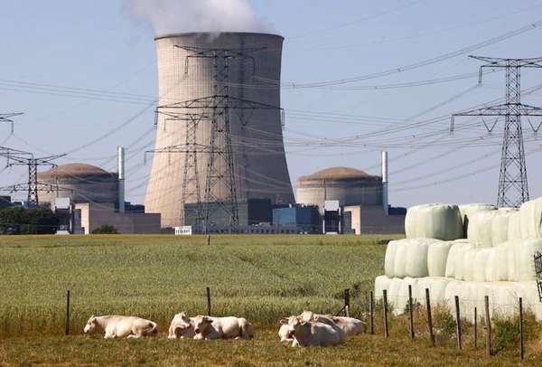 Tháp giải nhiệt và các lò phản ứng của nhà máy điện hạt nhân Electricite de France (EDF) ở Cattenom, Pháp. Ảnh: AP.