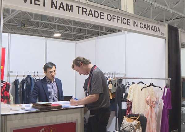 Gian hàng Việt Nam tham dự Hội chợ nguồn cung dệt may Canada 2023. (Nguồn: TTXVN)