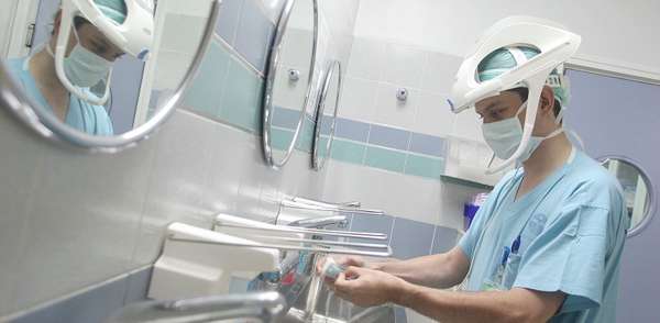 Israel nới lỏng các quy định nhập khẩu trang thiết bị y tế