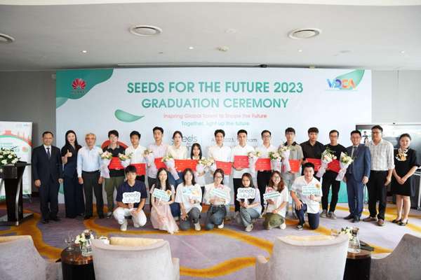 Sinh viên nhận chứng chỉ của Huawei Việt Nam sau khi hoàn thành chương trình đào tạo Hạt giống cho Tương lai 2023 