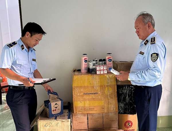 Kiên Giang: Phát hiện số lượng lớn mỹ phẩm nghi nhập lậu, không rõ chủ sở hữu