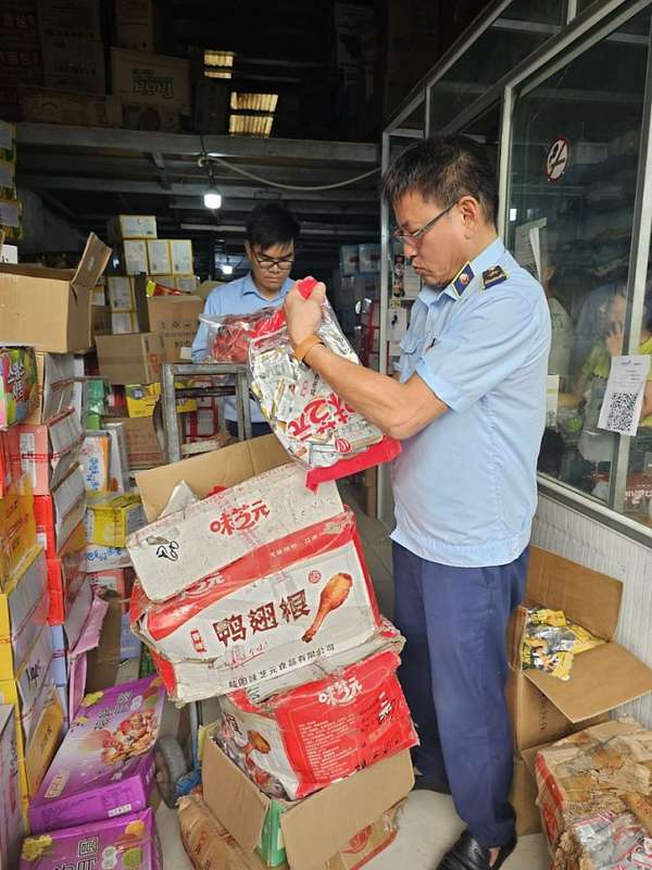 Quản lý thị trường Hà Nội: Tạm giữ hơn 4.000 sản phẩm thực phẩm nghi nhập lậu