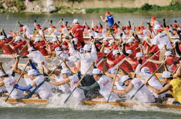 Đặc sắc Lễ hội bơi đua thuyền trên quê hương Đại tướng Võ Nguyên Giáp