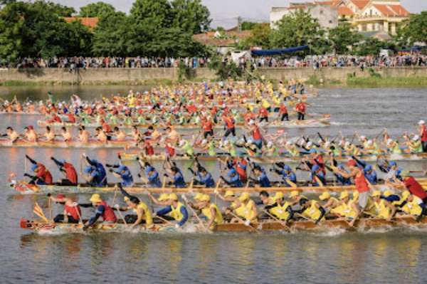 Đặc sắc Lễ hội bơi đua thuyền trên quê hương Đại tướng Võ Nguyên Giáp