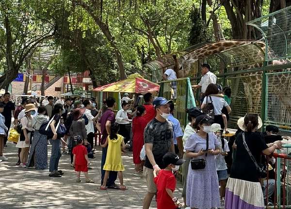 TP. Hồ Chí Minh: Biển người xếp hàng tham quan các khu vui chơi trong ngày 2/9