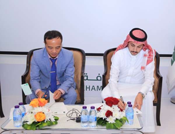 Bí thư thứ nhất, Trưởng Thương vụ Trần Trọng Kim  và ông Abdulaziz Rabea Al-shareef ký MoU hợp tác