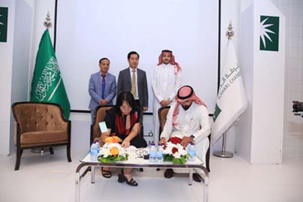 Bà Bùi Hồng Hạnh, Giám đốc công ty LEGENDARY VIETNAM CO., LTD  ký thỏa thuận hợp tác với KHAM FACTORY, Al Kharj - Ả-rập Xê-út