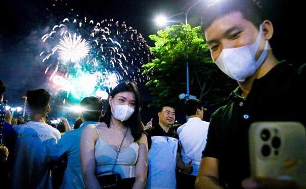 Ảnh 5: Thời điểm pháo hoa rực sáng bầu trời TP Hồ Chí Minh, các bạn trẻ tranh thủ dùng điện thoại ghi lại khoảnh khắc đẹp…