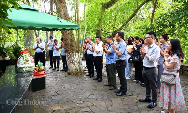 Đảng bộ Báo Công Thương dâng hương, báo công tại Khu di tích Chủ tịch Hồ Chí Minh tại Đá Chông