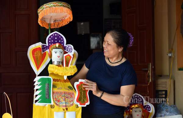 Nghệ nhân Nguyễn Thị Tuyến “thắp sáng” đồ chơi Trung thu