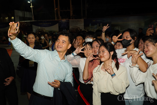 Gia đình nghệ sĩ Quyền Linh cùng dàn sao Việt hội ngộ tại Cánh diều Vàng 2023