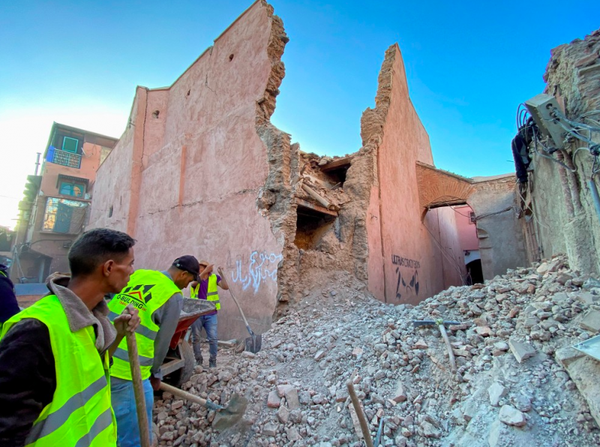 Lực lượng cứu hộ vẫn đang tìm kiếm nạn nhân trong đống đổ nát sau động đất ở