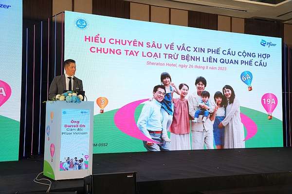 Ông Darrell Oh, Tổng Giám đốc Pfizer Việt Nam chia sẻ tại chuỗi hội nghị khoa học. 