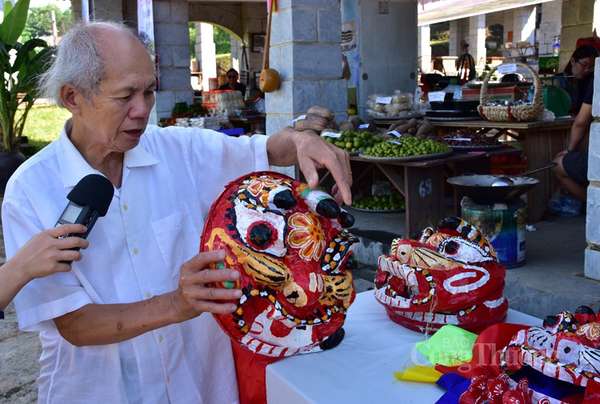 Nghệ nhân Hoàng Choóng đam mê, tâm huyết với đồ chơi dân gian sư tử mèo