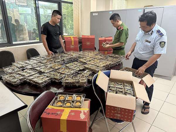 Quản lý thị trường Hà Nội: Tạm giữ hơn 800 chiếc bánh trung thu không rõ nguồn gốc tại Tây Hồ