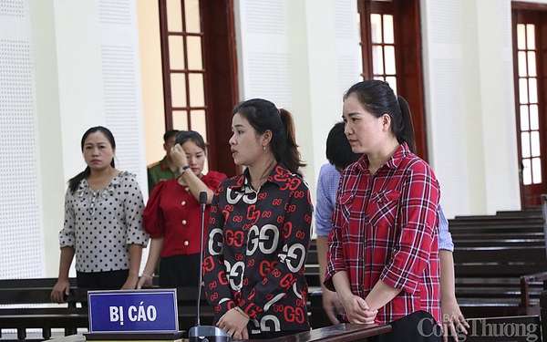 Bị cáo Lô Thị Minh Nhàn (áo kẻ ca rô) và Lô Thị Soa tại phiên tòa
