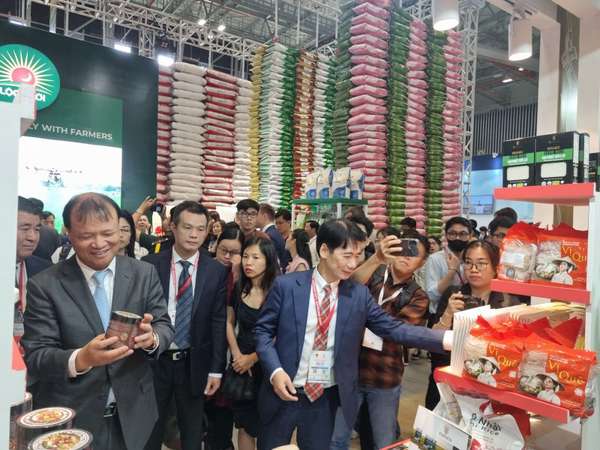 Thứ trưởng Đỗ Thắng Hải và các đại biểu tham quan gian hàng trưng bày tại Viet Nam International Sourcing 2023