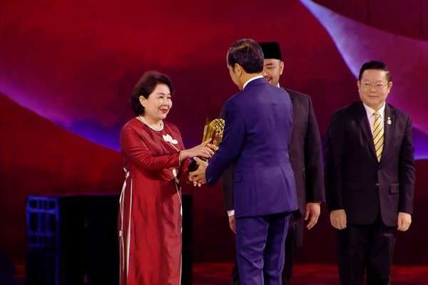 Nữ doanh nhân, nhà lãnh đạo hành động nhân đạo trẻ nhận Giải thưởng ASEAN