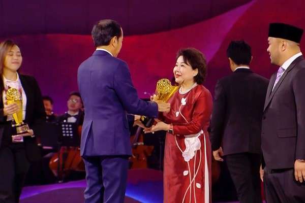 Nữ doanh nhân, nhà lãnh đạo hành động nhân đạo trẻ nhận Giải thưởng ASEAN
