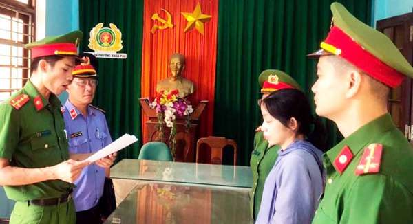 Lực lượng chức năng Thừa Thiên Huế đọc lệnh bắt Nguyễn Thị Lê Na (ảnh T.A)
