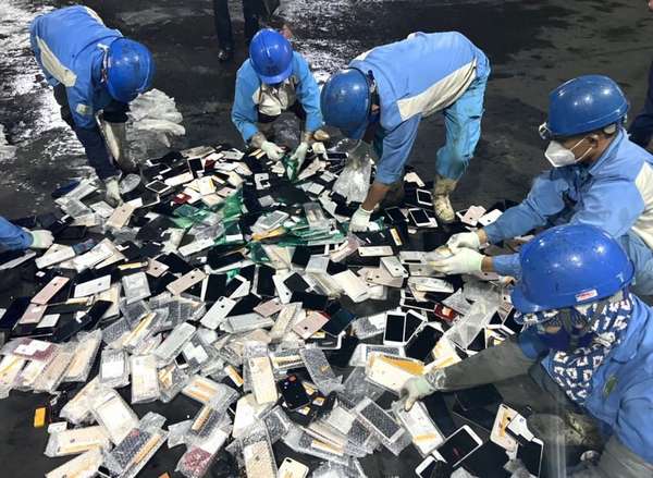 Hà Nội: Lực lượng chức năng dùng xe ủi cán nát hơn 600 chiếc Iphone