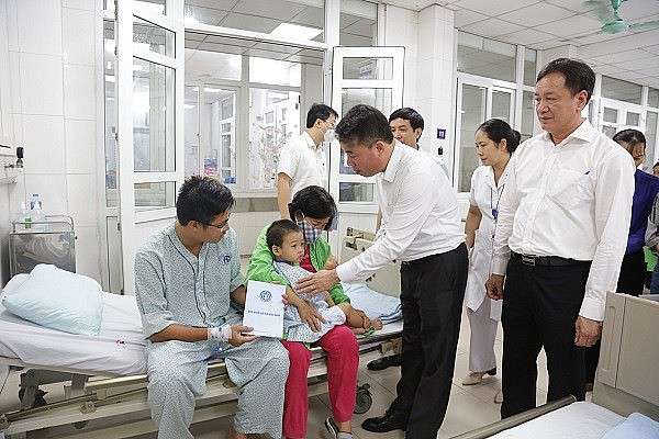 Vụ cháy chung cư mini Khương Hạ: Bảo hiểm Xã hội Việt Nam tặng quà hỗ trợ người bị thương