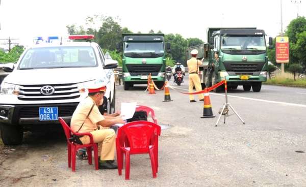 Lực lượng CSGT Công an TP Đà Nẵng kiểm tra các phương tiện nhằm đảm bảo trật tự an toàn giao thông trên địa bàn.