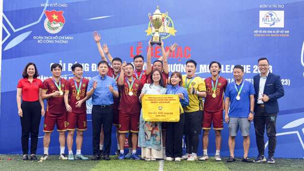 Đội bóng Tổng cục Quản lý thị trường đá giao hữu với đội các tuyển thủ Quốc gia Việt Nam